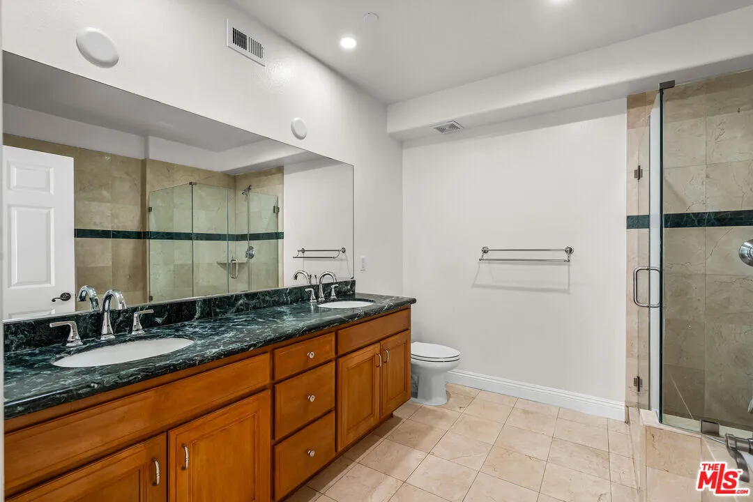 한인타운 콘도
						2005년생, 방3 화장실3, 약 1900 sf, 오픈구조, 웍인 클라셋, 밝고 환함, 발코니 2개
						콘도  Los Angeles CA's preview 3