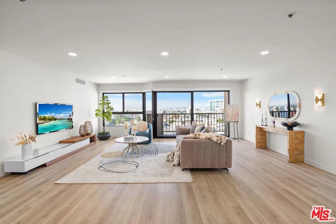 한인타운 콘도
						방2 화장실2, Over 1500 sf, 오픈구조, 리모델, 발코니, 탁트인 뷰, 편리한 위치
						콘도  Los Angeles CA's preview 2