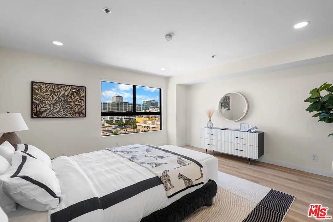 한인타운 콘도
						방2 화장실2, Over 1500 sf, 오픈구조, 리모델, 발코니, 탁트인 뷰, 편리한 위치
						콘도  Los Angeles CA's preview 3