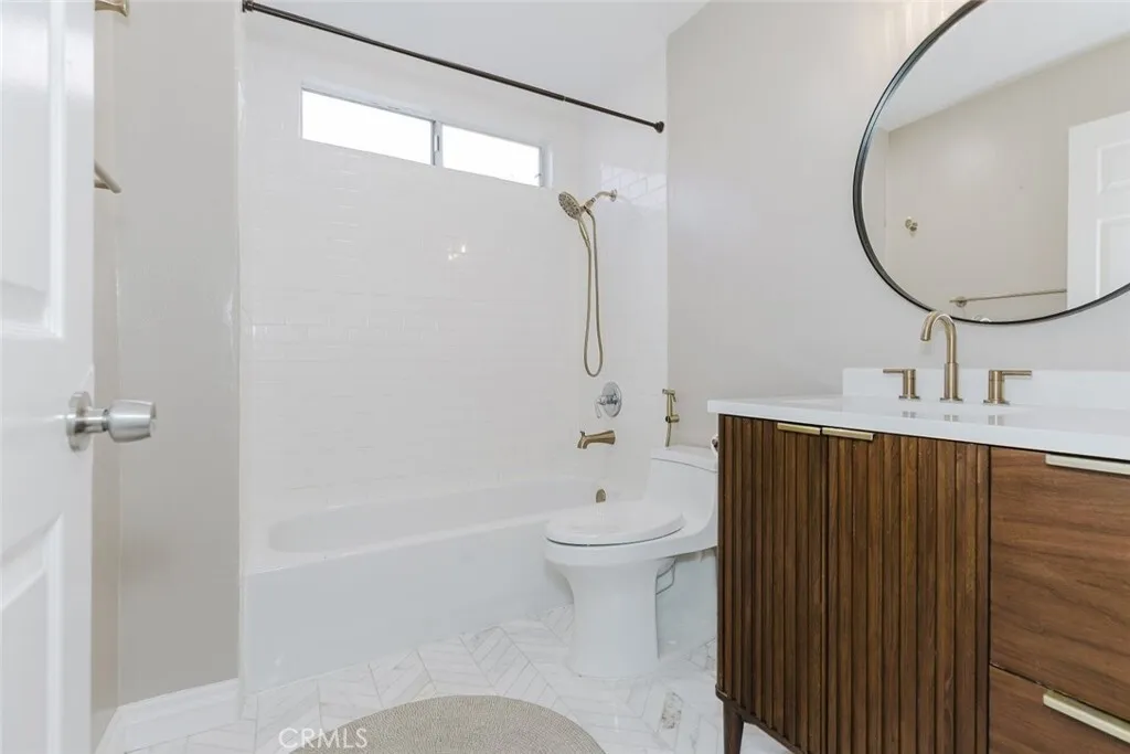 글렌데일 콘도
						방1 화장실1, 오픈구조, 마루바닥, 굿 사이즈, low HOA, 편리한 위치
						콘도  Glendale CA's preview 3