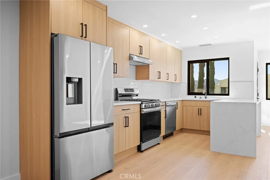 글렌데일 콘도
						방2 화장실2, 약 1400 sf, 리모델, 타운홈 스타일, 오픈구조, 편리한 위치
						콘도  Glendale CA's preview 0