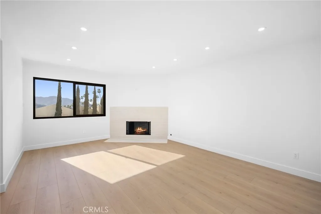 글렌데일 콘도
						방2 화장실2, 약 1400 sf, 리모델, 타운홈 스타일, 오픈구조, 편리한 위치
						콘도  Glendale CA's preview 1