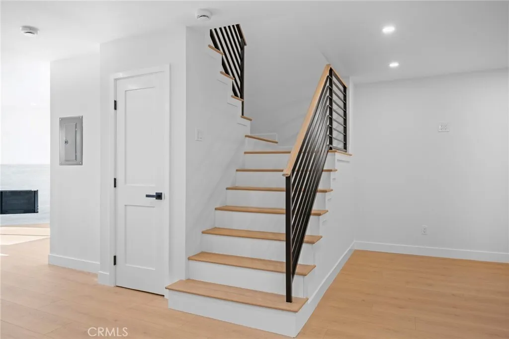 글렌데일 콘도
						방2 화장실2, 약 1400 sf, 리모델, 타운홈 스타일, 오픈구조, 편리한 위치
						콘도  Glendale CA's preview 2