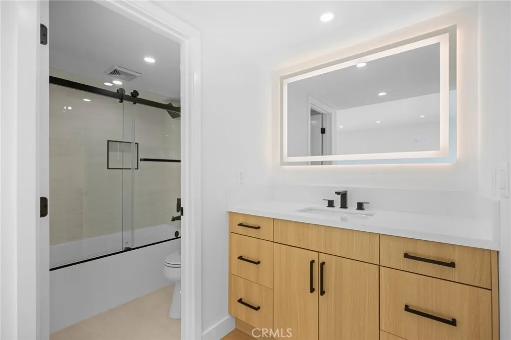 글렌데일 콘도
						방2 화장실2, 약 1400 sf, 리모델, 타운홈 스타일, 오픈구조, 편리한 위치
						콘도  Glendale CA's preview 3