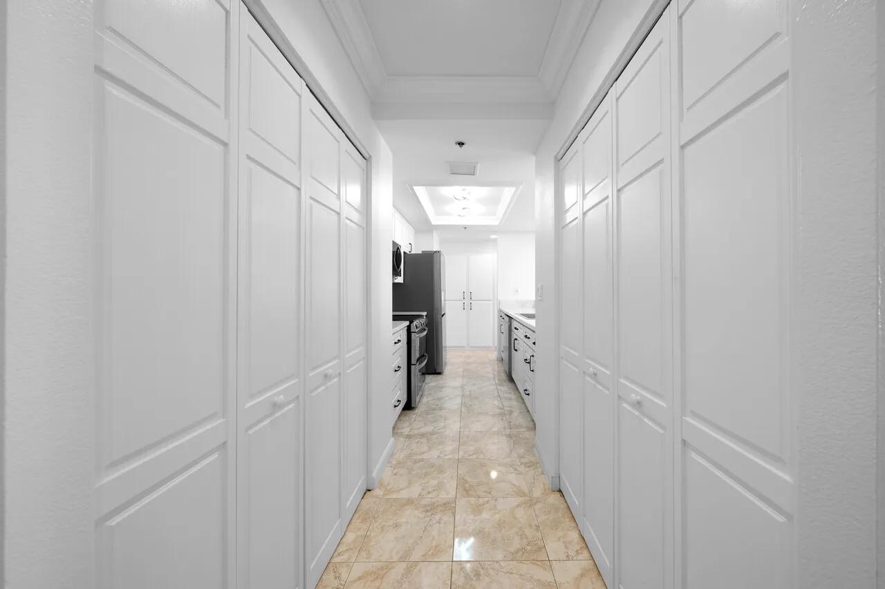 다운타운 펜트하우스
						방2+DEN 화2, 1600sf이상, 리모델, 발코니, 24HR경비, 부대시설, Side by Side 주차
						콘도  Los Angeles CA's preview 1