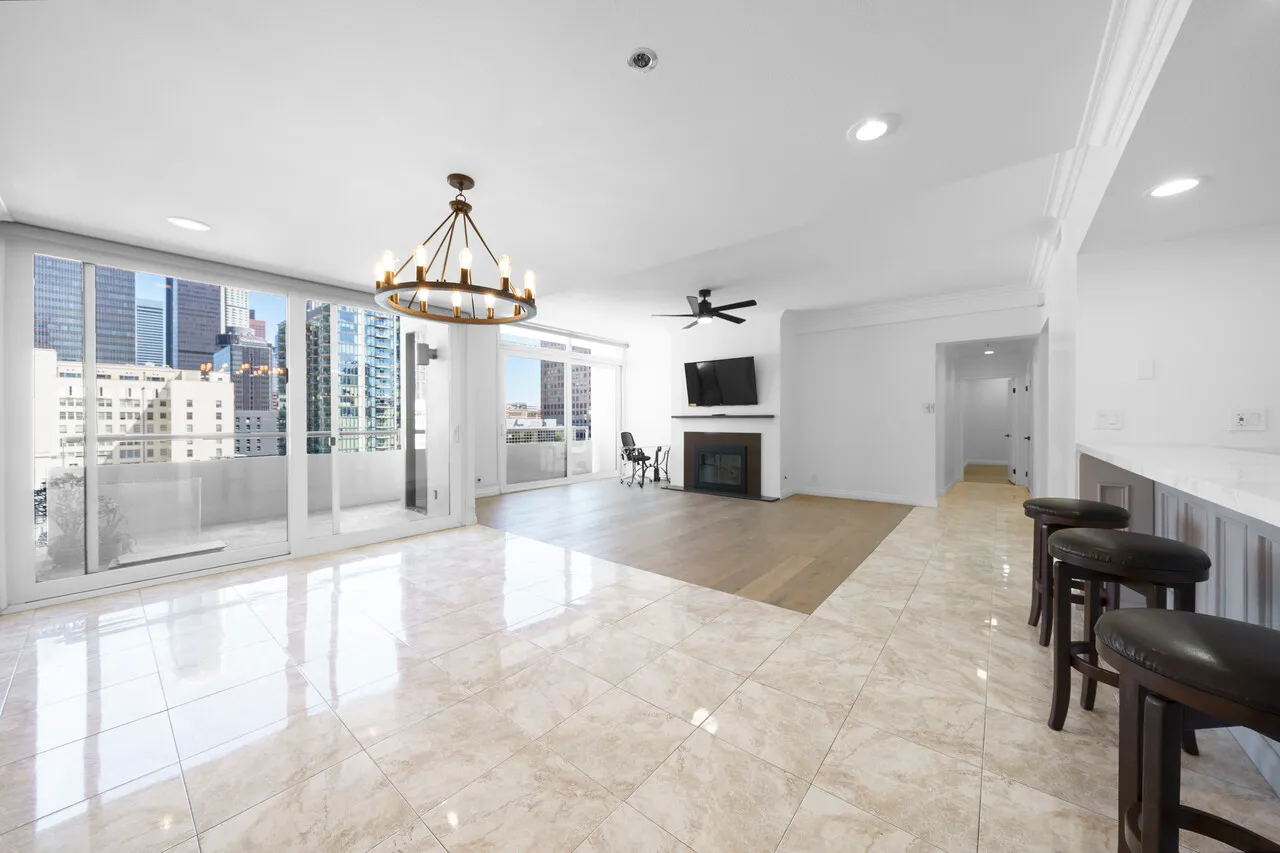 다운타운 펜트하우스
						방2+DEN 화2, 1600sf이상, 리모델, 발코니, 24HR경비, 부대시설, Side by Side 주차
						콘도  Los Angeles CA's preview 2