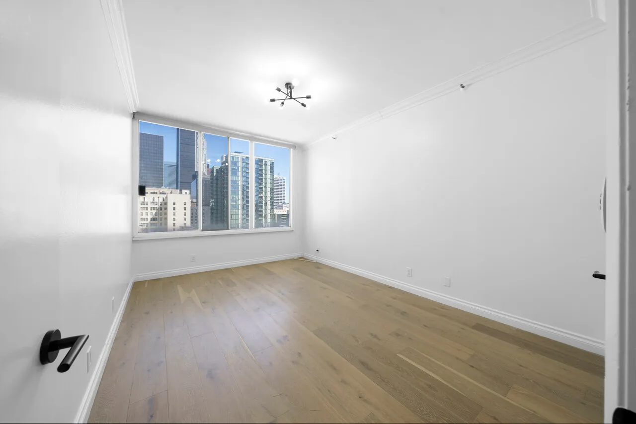 다운타운 펜트하우스
						방2+DEN 화2, 1600sf이상, 리모델, 발코니, 24HR경비, 부대시설, Side by Side 주차
						콘도  Los Angeles CA's preview 3