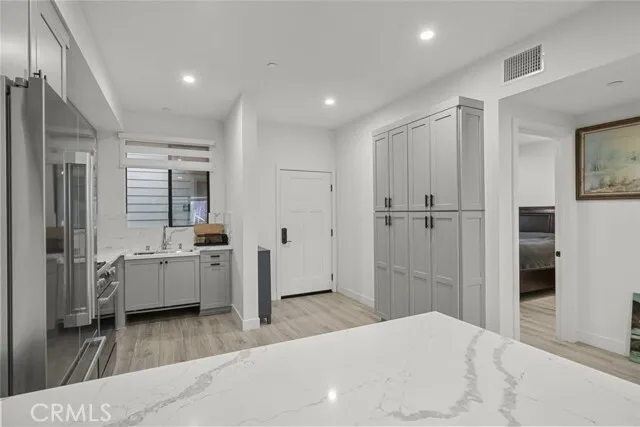 몬트로스 콘도
						2024년생, 방2 화장실2, 오픈구조, 발코니, 편리한 위치, 좋은 학군
						콘도  Los Angeles CA's preview 1