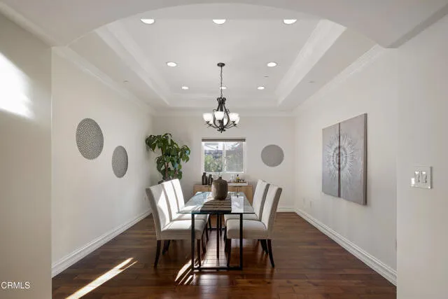 라카냐다 하우스
						2012년생, 방6 화장실4, 건평 약 3,400 sf, 랏 Over 10,000 sf
						주택  La Canada Flintridge CA's preview 2