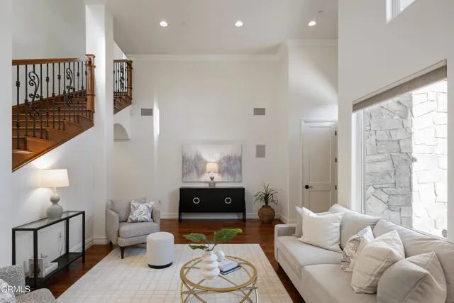 라카냐다 하우스
						2012년생, 방6 화장실4, 건평 약 3,400 sf, 랏 Over 10,000 sf
						주택  La Canada Flintridge CA's preview 3