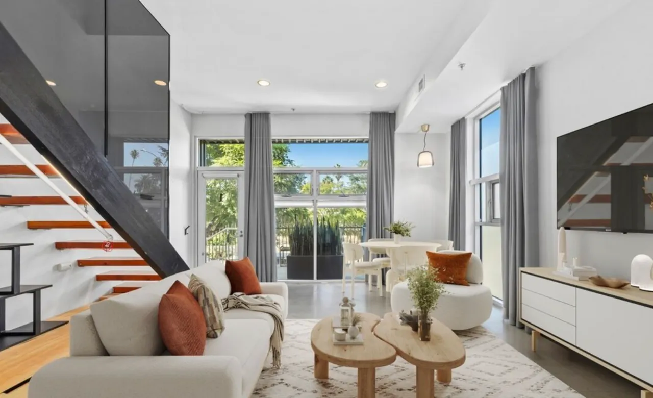 행콕파크 2009년도 타운하우스 $860,000 HOA $700 2배드 3배쓰 
						행콕파크 3층 타운하우스+ 루프탑 DECK  $860,000 HOA $700 2배드 3배쓰  
						타운하우스  Los Angeles CA's preview 0