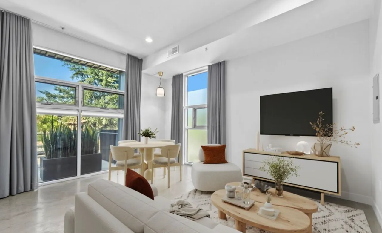 행콕파크 2009년도 타운하우스 $860,000 HOA $700 2배드 3배쓰 
						행콕파크 3층 타운하우스+ 루프탑 DECK  $860,000 HOA $700 2배드 3배쓰  
						타운하우스  Los Angeles CA's preview 1