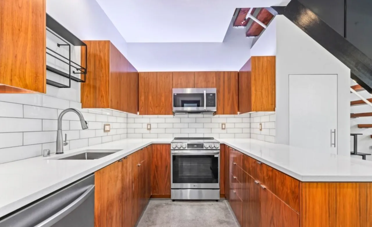 행콕파크 2009년도 타운하우스 $860,000 HOA $700 2배드 3배쓰 
						행콕파크 3층 타운하우스+ 루프탑 DECK  $860,000 HOA $700 2배드 3배쓰  
						타운하우스  Los Angeles CA's preview 2