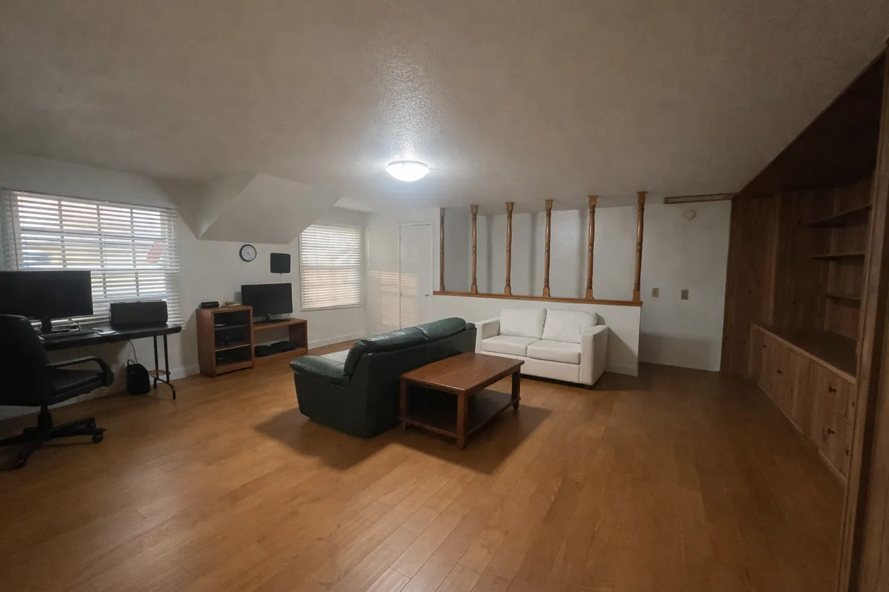 코스타메사 싱글하우스 $1,350,000 3배드 2배쓰 1,799 sqft 
						40년 만에 차음 나온 싱글 스토리 하우스  코스타메사 인기지역 
						주택  Costa Mesa CA's preview 2