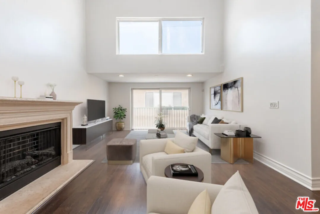 강력추천 1071 헐리우드 콘도 팬트하우스 유닛
						2007년생 / 코너, 탑 플로어 유닛 / 1,470sf / 2베드 + Den (로프트)
						콘도  Los Angeles CA's preview 0