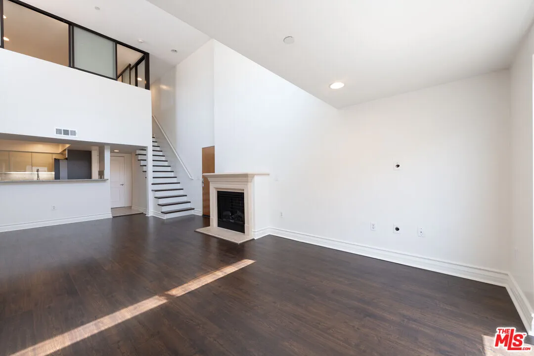 강력추천 1071 헐리우드 콘도 팬트하우스 유닛
						2007년생 / 코너, 탑 플로어 유닛 / 1,470sf / 2베드 + Den (로프트)
						콘도  Los Angeles CA's preview 1