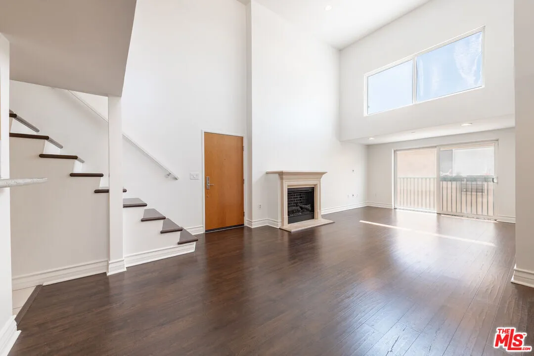 강력추천 1071 헐리우드 콘도 팬트하우스 유닛
						2007년생 / 코너, 탑 플로어 유닛 / 1,470sf / 2베드 + Den (로프트)
						콘도  Los Angeles CA's preview 2