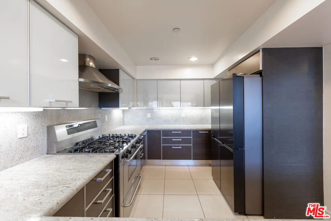 강력추천 1071 헐리우드 콘도 팬트하우스 유닛
						2007년생 / 코너, 탑 플로어 유닛 / 1,470sf / 2베드 + Den (로프트)
						콘도  Los Angeles CA's preview 3