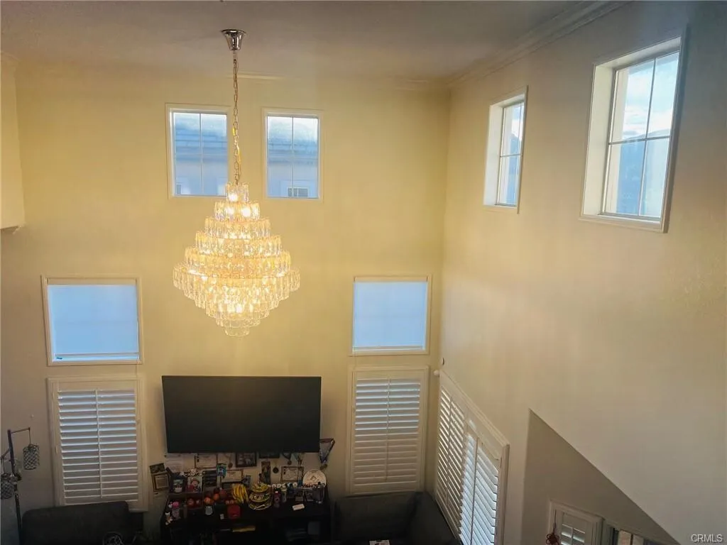 치노힐!! 2,382 SqFt 단독주택!! 최고지역!! 
						1996년생!! 포텐셜!! 매우 밝고, 높은천장, 솔라, 연수기, 넓은 부엌, 마루바닥, 벽난로, 2중 창문, 페리오커버, 뒷마당.

						주택  Chino Hills CA's preview 2