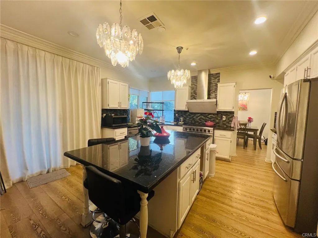 치노힐!! 2,382 SqFt 단독주택!! 최고지역!! 
						1996년생!! 포텐셜!! 매우 밝고, 높은천장, 솔라, 연수기, 넓은 부엌, 마루바닥, 벽난로, 2중 창문, 페리오커버, 뒷마당.

						주택  Chino Hills CA's preview 3