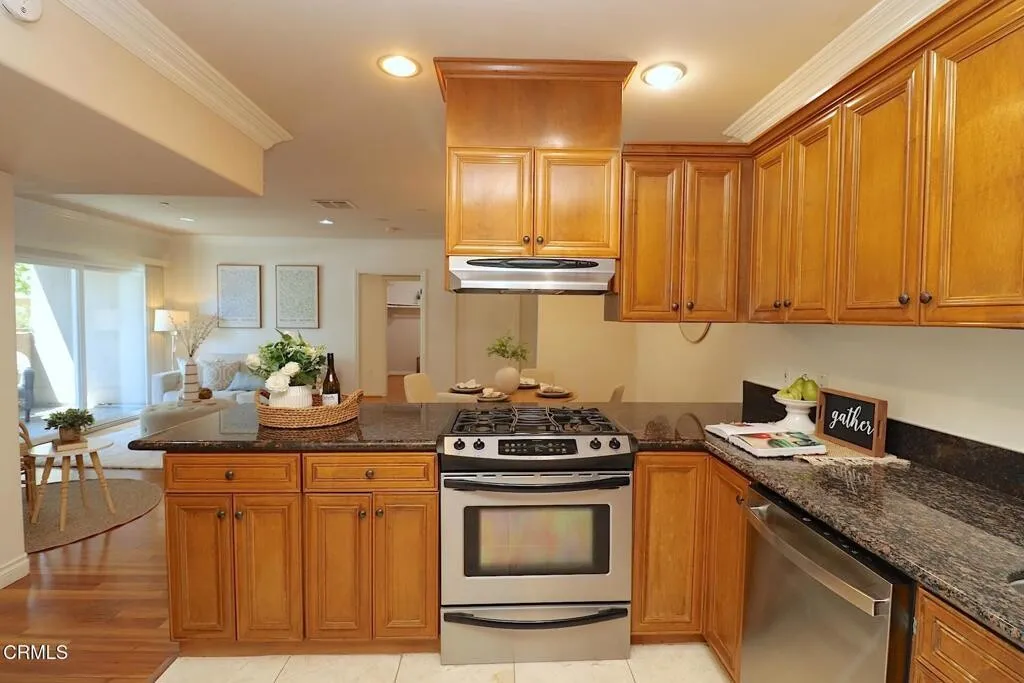 한인타운 콘도
						2006년생, 방3 화장실2, 오픈구조, 마루바닥, 웍인 클라셋, 발코니, 편리한 위치
						콘도  Los Angeles CA's preview 0