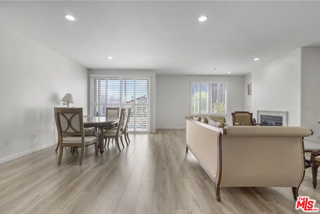 행콕팍 인근 콘도
						2003년생, 방2 화장실2, Over 1600 sf, 코너유닛, 발코니, 편리한 위치 
						콘도  Los Angeles CA's preview 1