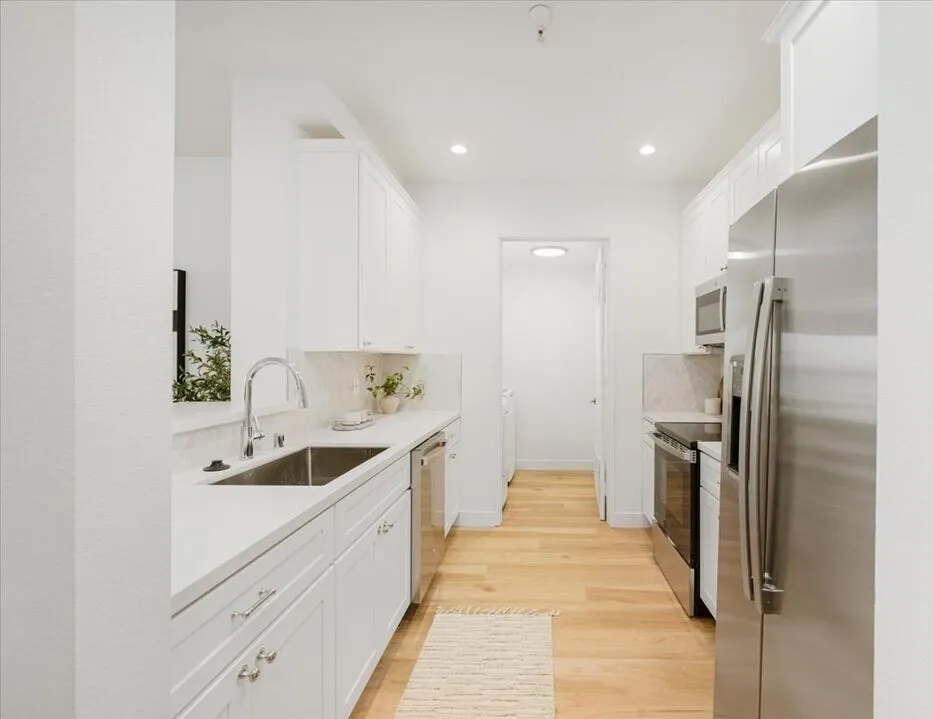 한인타운 콘도
						2005년생, 방3 화장실2, 오픈구조, 리모델, 약 1350 sf, 24시간 시큐리티
						콘도  Los Angeles CA's preview 0