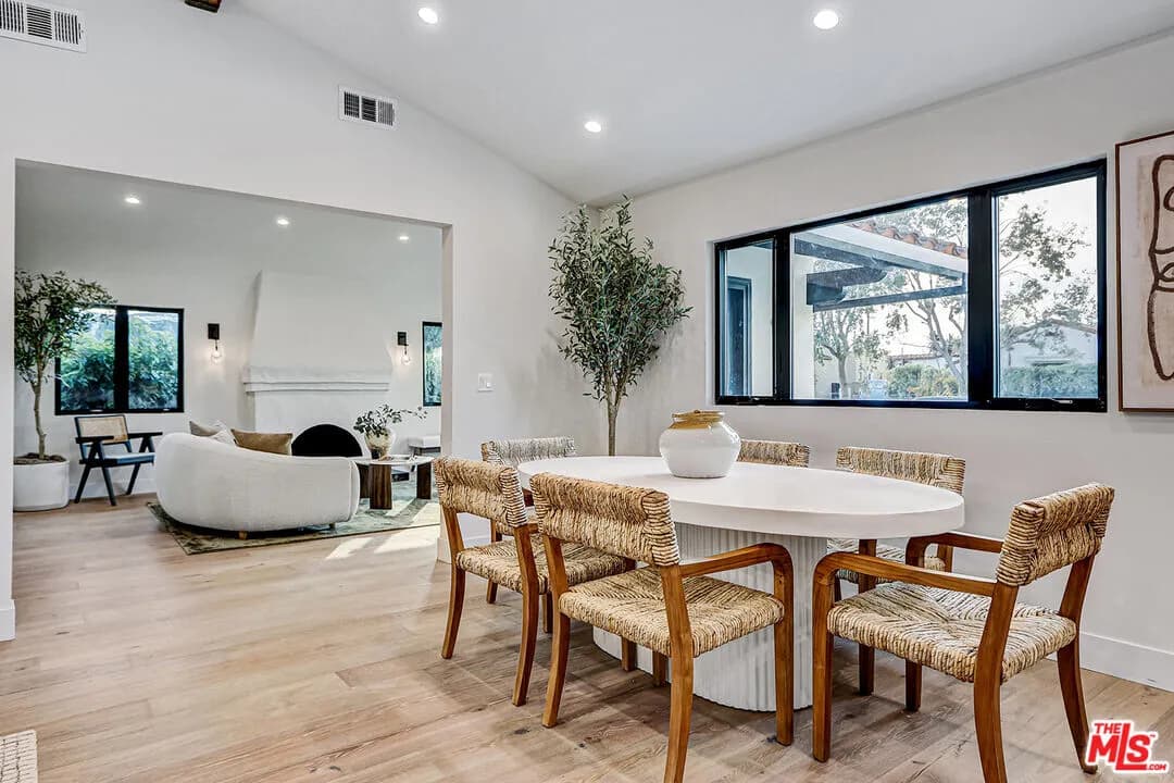 미드LA 하우스
						방4 화장실4, +ADU, 건평 약 2240 sf, 랏 약 6700 sf 
						주택  Los Angeles CA's preview 1