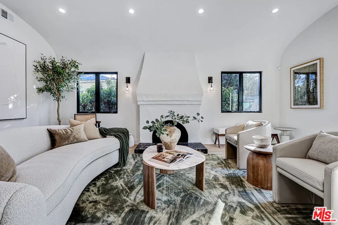 미드LA 하우스
						방4 화장실4, +ADU, 건평 약 2240 sf, 랏 약 6700 sf 
						주택  Los Angeles CA's preview 2