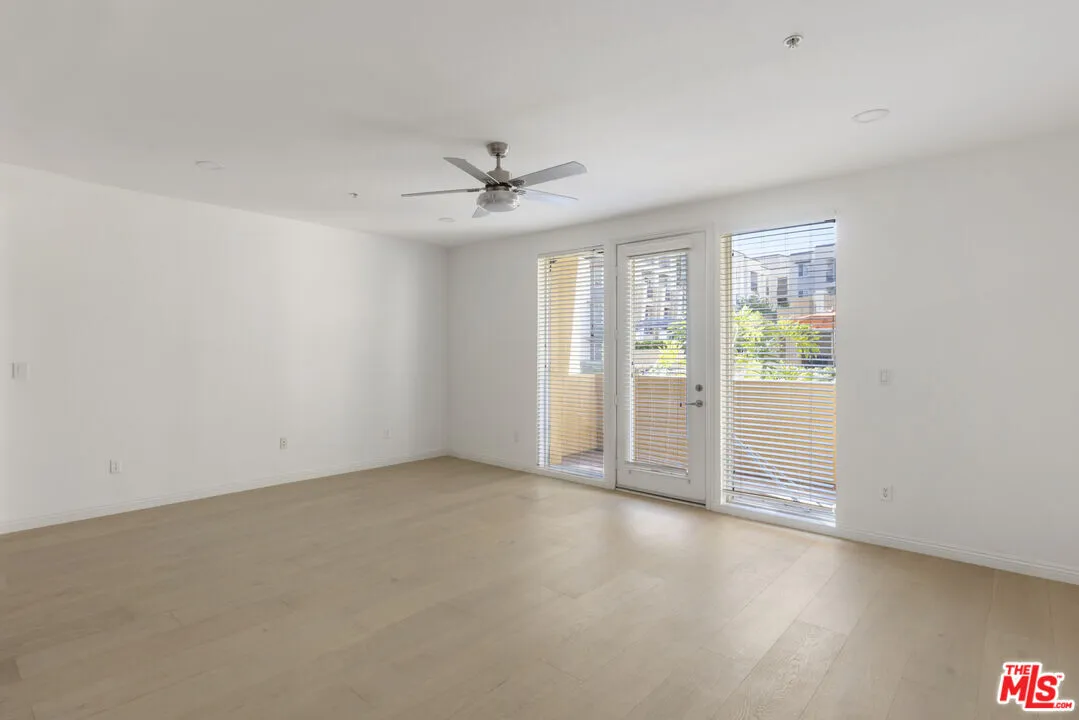 다운타운 근처 콘도
						2006년생, 리모델된 스튜디오, 화장실1, 오픈구조, Laundry in UNIT, 편리한 위치
						콘도  Los Angeles CA's preview 1