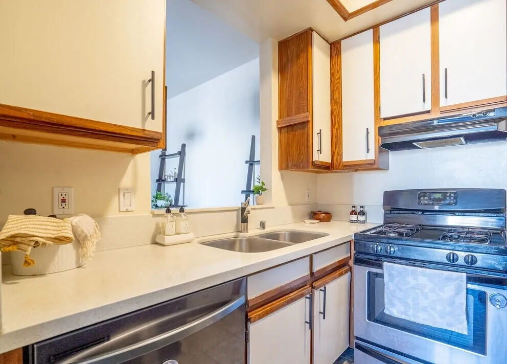 행콕팍 인근 콘도
						방2 화장실2, 오픈구조, 밝고 환함, 마루바닥, 게스트파킹, 편리한 위치
						콘도  Los Angeles CA's preview 0