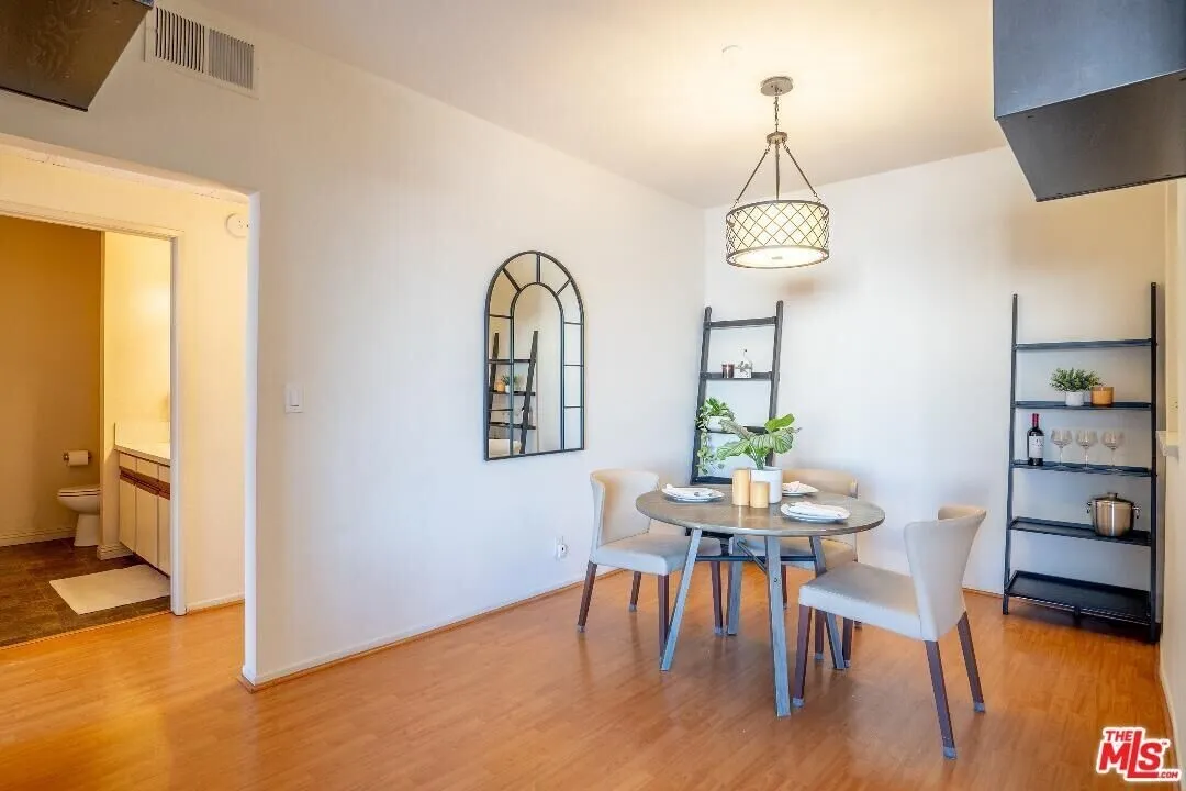 행콕팍 인근 콘도
						방2 화장실2, 오픈구조, 밝고 환함, 마루바닥, 게스트파킹, 편리한 위치
						콘도  Los Angeles CA's preview 1