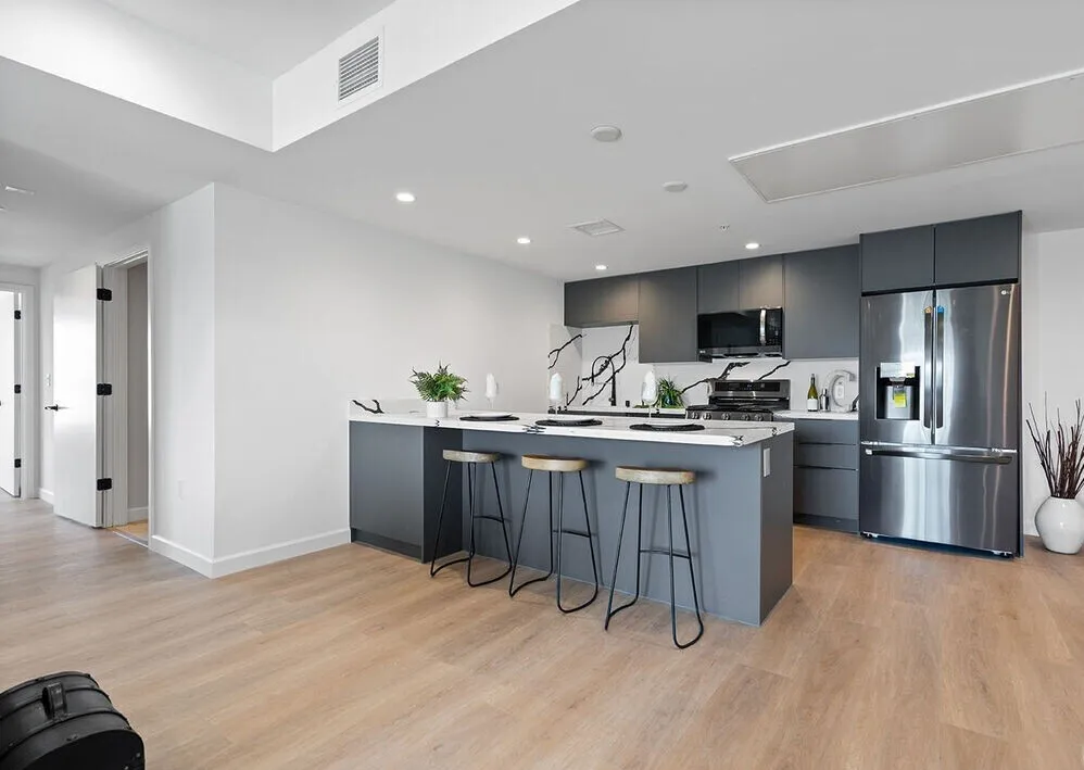 한인타운 새콘도
						2024년생, 방3 화장실2, 오픈구조, 코너유닛, 넓은 발코니, 냉장고&세탁기포함, 편리한 위치
						콘도  Los Angeles CA's preview 0