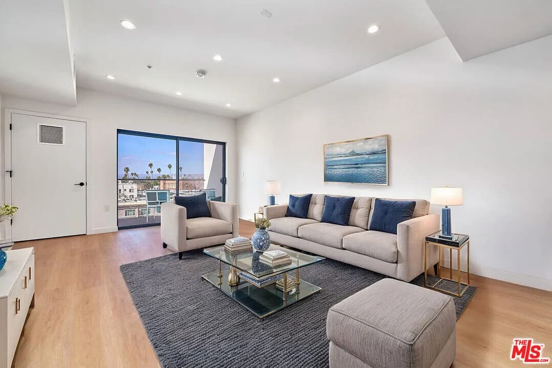 한인타운 새콘도
						2024년생, 방3 화장실2, 오픈구조, 코너유닛, 넓은 발코니, 냉장고&세탁기포함, 편리한 위치
						콘도  Los Angeles CA's preview 1