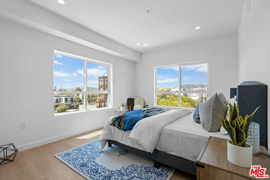 한인타운 새콘도
						2024년생, 방3 화장실2, 오픈구조, 코너유닛, 넓은 발코니, 냉장고&세탁기포함, 편리한 위치
						콘도  Los Angeles CA's preview 2