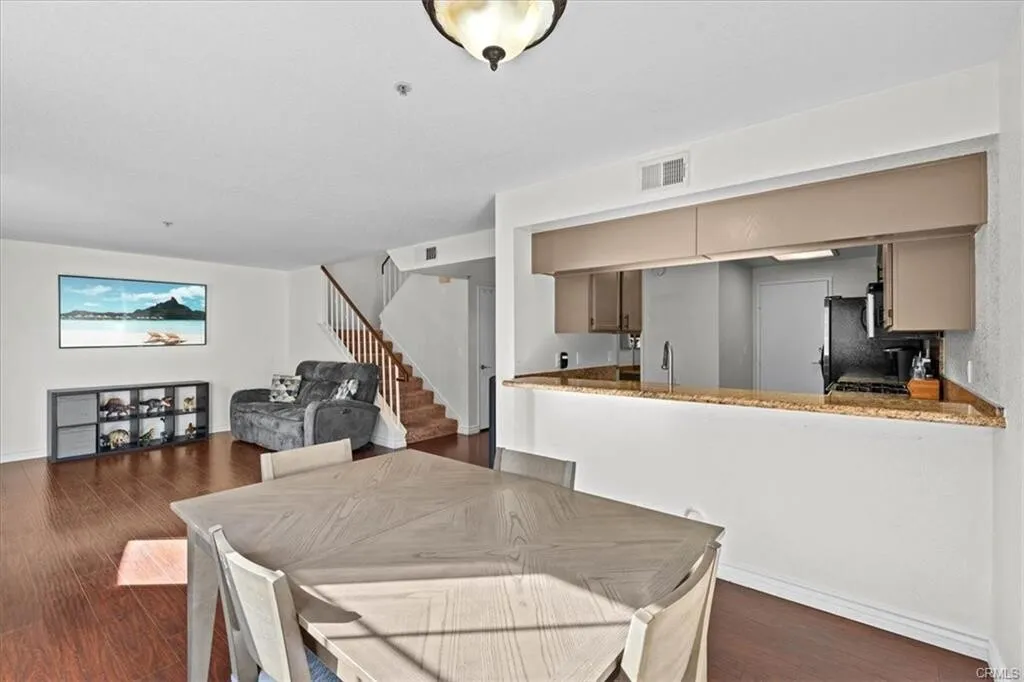 $649,900 게이트 단지내 넓은 3베드 타운홈 (LA 12마일)
						매우 밝고, 높은천장, 화강암 카운터탑 부엌, 마루바닥, 바비큐할수있는 넓은 페리오.

						타운하우스  Santa Fe Springs CA's preview 2