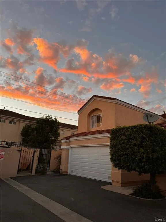 $659,900!! 포텐셜!! 가디나 게이트 단지내 3베드 타운홈 
						저렴하게 나온 포텐셜 매물!! 매우밝고, 높은천장, 마루바닥, Quartz 카운터탑 부엌, 벽난로, 넓은 뒷마당. 

						타운하우스  Gardena CA's preview 0