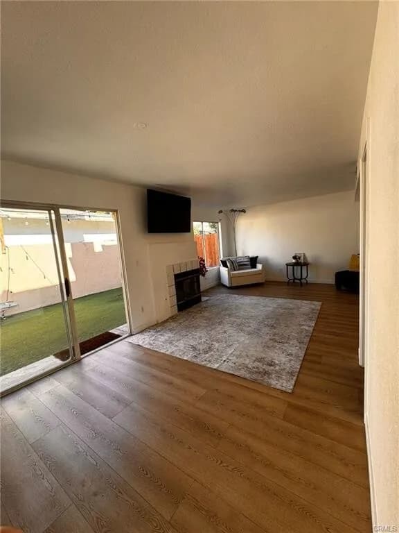 $659,900!! 포텐셜!! 가디나 게이트 단지내 3베드 타운홈 
						저렴하게 나온 포텐셜 매물!! 매우밝고, 높은천장, 마루바닥, Quartz 카운터탑 부엌, 벽난로, 넓은 뒷마당. 

						타운하우스  Gardena CA's preview 2