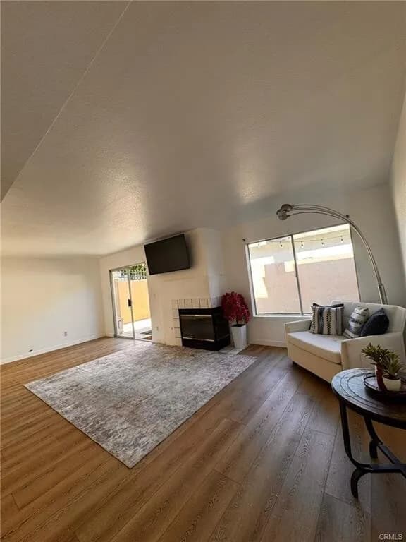 $659,900!! 포텐셜!! 가디나 게이트 단지내 3베드 타운홈 
						저렴하게 나온 포텐셜 매물!! 매우밝고, 높은천장, 마루바닥, Quartz 카운터탑 부엌, 벽난로, 넓은 뒷마당. 

						타운하우스  Gardena CA's preview 3