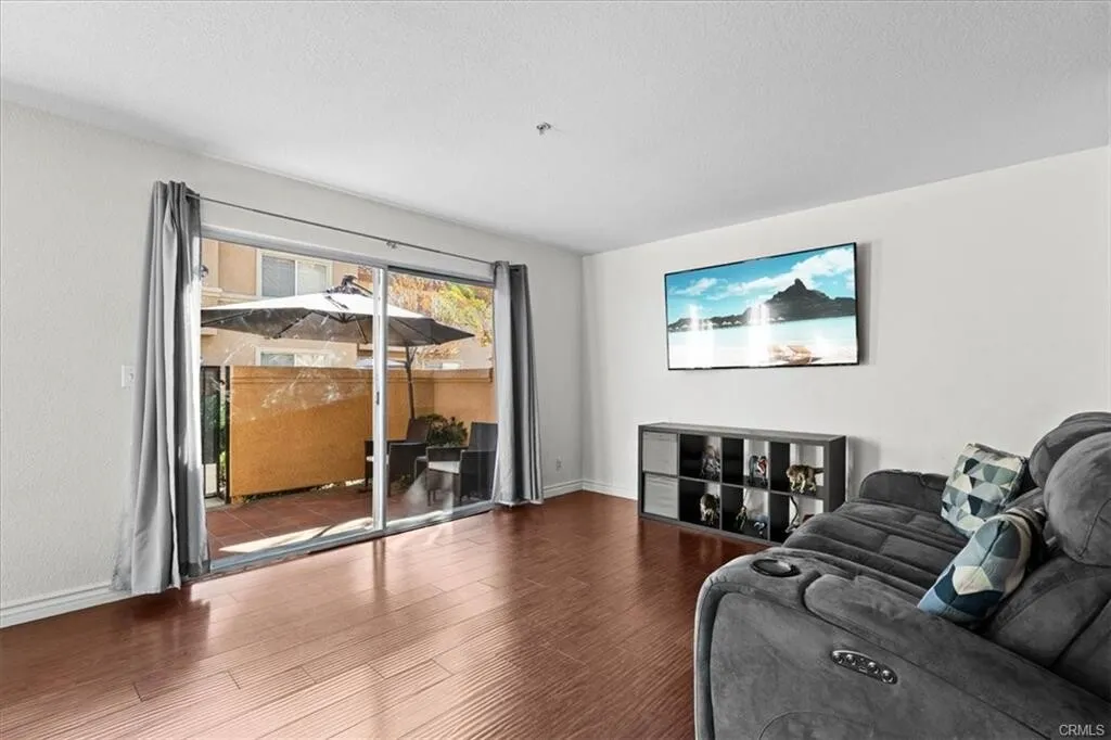 다운타운 13mi 산타페스프링 게이트단지 넓은 타운홈
						1504 SQFT, Fully 리모델링, 넓은 페리오, 2 car attached 그라지
						타운하우스  Santa Fe Springs CA's preview 1