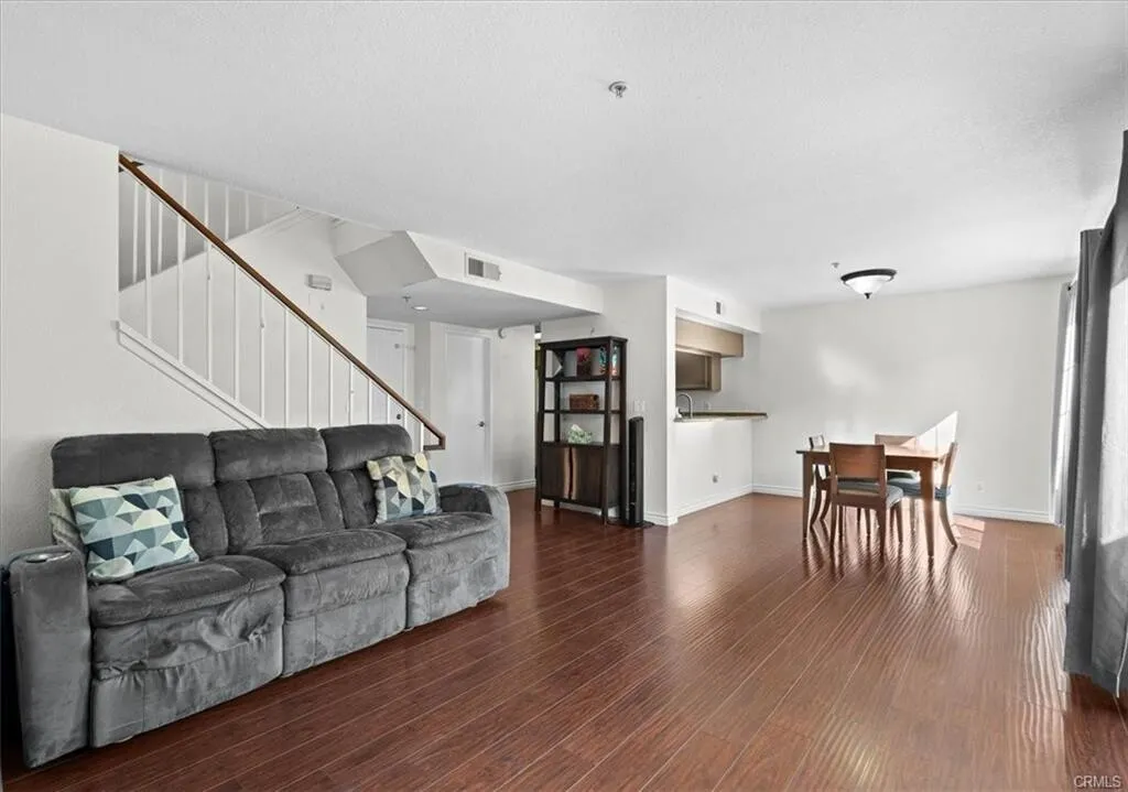 다운타운 13mi 산타페스프링 게이트단지 넓은 타운홈
						1504 SQFT, Fully 리모델링, 넓은 페리오, 2 car attached 그라지
						타운하우스  Santa Fe Springs CA's preview 2