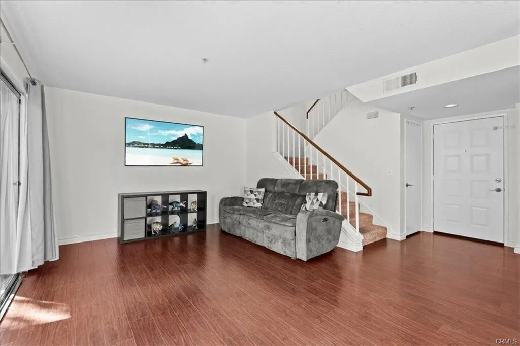 다운타운 13mi 산타페스프링 게이트단지 넓은 타운홈
						1504 SQFT, Fully 리모델링, 넓은 페리오, 2 car attached 그라지
						타운하우스  Santa Fe Springs CA's preview 3