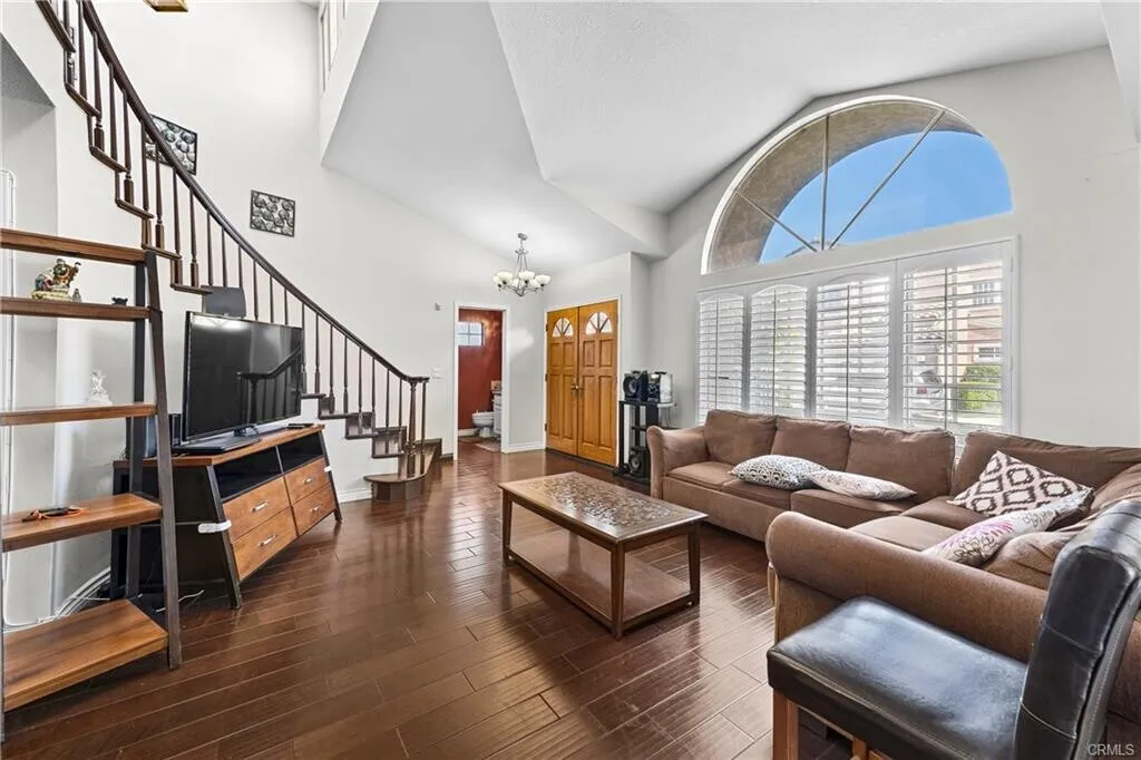 [세리토스] 게이트 리조트단지 리모델링 넓은 타운홈
						1961 SQFT, 넓은 뒷마당, ABC 학군, 코너집
						타운하우스  Cerritos CA's preview 1