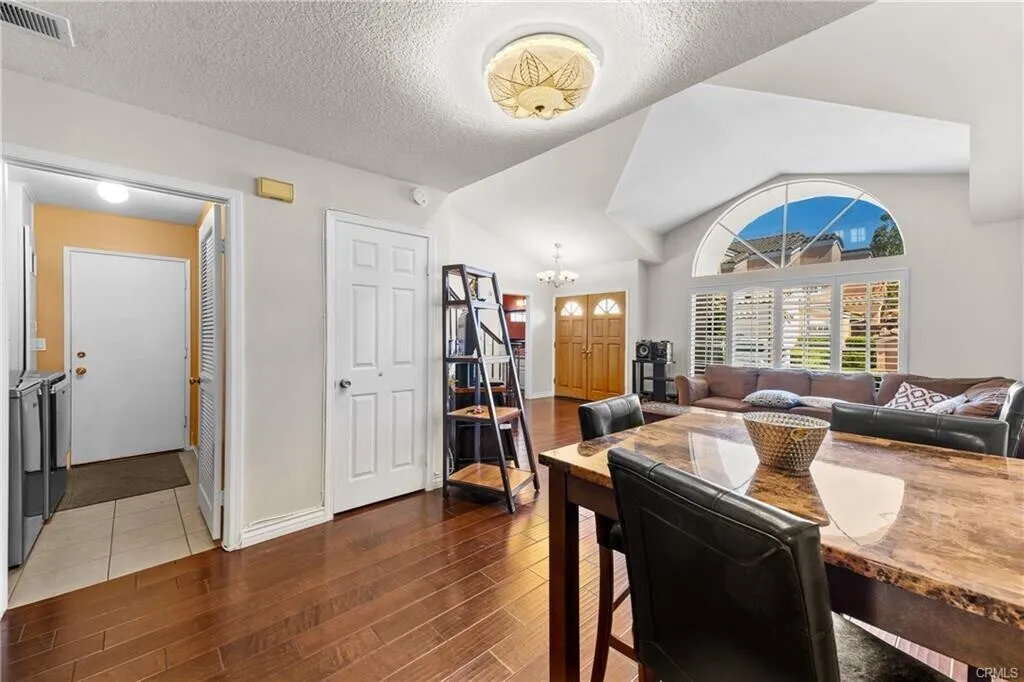 [세리토스] 게이트 리조트단지 리모델링 넓은 타운홈
						1961 SQFT, 넓은 뒷마당, ABC 학군, 코너집
						타운하우스  Cerritos CA's preview 2