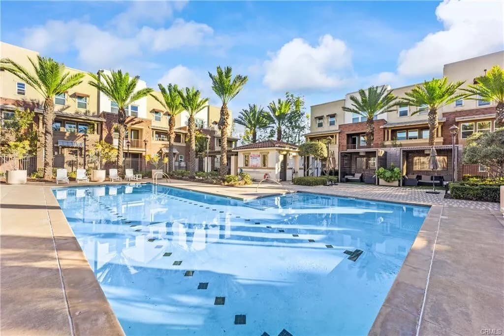 [부에나팍] 2015년생 Parker Collection 업그레이드 타운홈
						1721SQFT, 1층에 Den, Paid Solar, 리조트단지
						타운하우스  Buena Park CA's preview 0