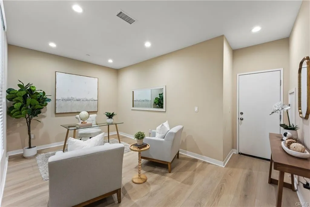 [부에나팍] 2015년생 Parker Collection 업그레이드 타운홈
						1721SQFT, 1층에 Den, Paid Solar, 리조트단지
						타운하우스  Buena Park CA's preview 1