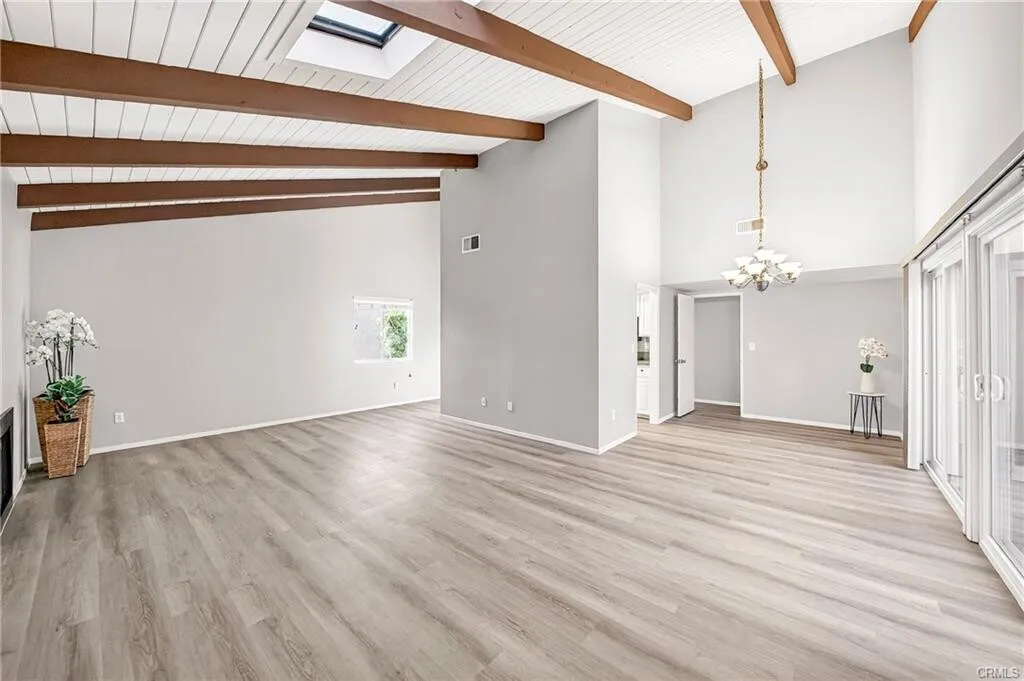 [플러튼] 써니힐학군 하이실링 리모델링 단층타운홈
						2 master bedroom구조, 최고위치,넓은 페리오
						타운하우스  Fullerton CA's preview 0