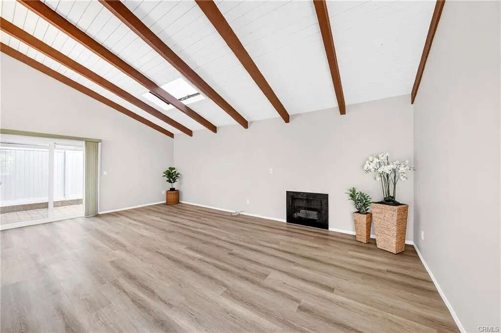 [플러튼] 써니힐학군 하이실링 리모델링 단층타운홈
						2 master bedroom구조, 최고위치,넓은 페리오
						타운하우스  Fullerton CA's preview 1