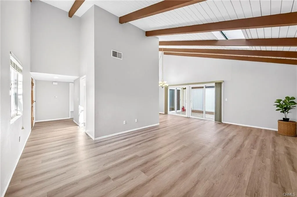 [플러튼] 써니힐학군 하이실링 리모델링 단층타운홈
						2 master bedroom구조, 최고위치,넓은 페리오
						타운하우스  Fullerton CA's preview 2