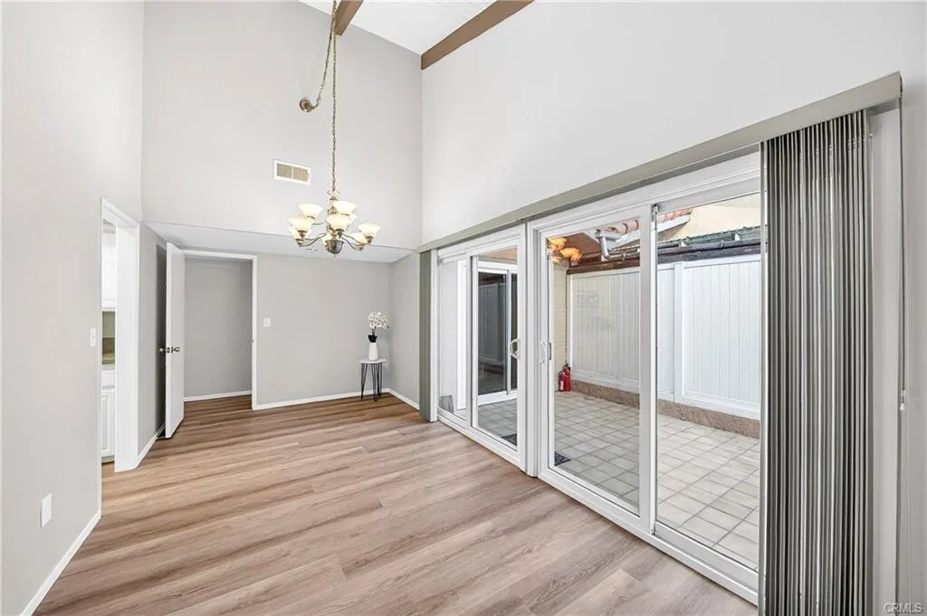 [플러튼] 써니힐학군 하이실링 리모델링 단층타운홈
						2 master bedroom구조, 최고위치,넓은 페리오
						타운하우스  Fullerton CA's preview 3